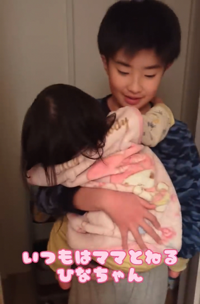 いつもはママと寝ている末っ子ちゃん