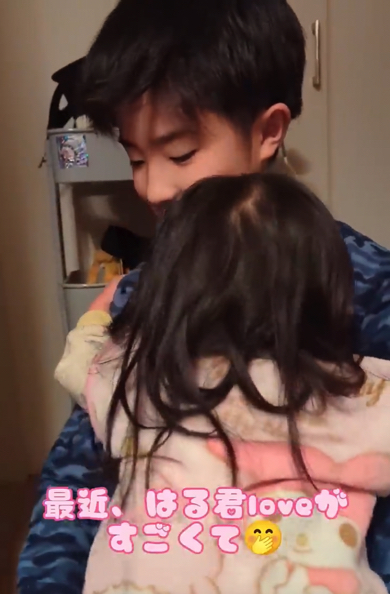 お兄ちゃんに抱っこを求める末っ子ちゃん