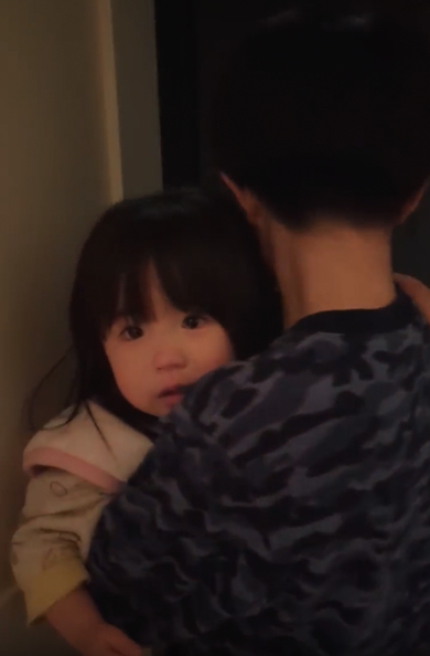 お兄ちゃんにうれしそうに連れてかれる末っ子ちゃん