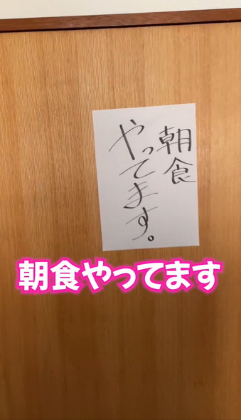 割烹着を着る夫