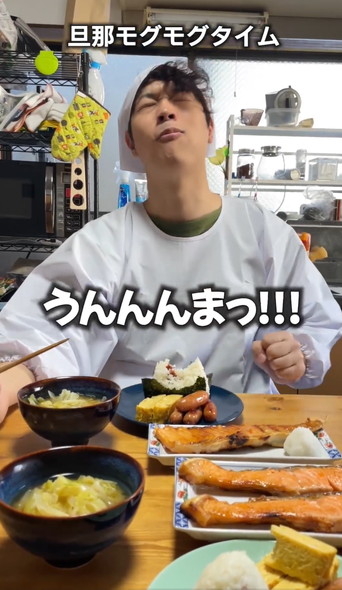 割烹着を着る夫