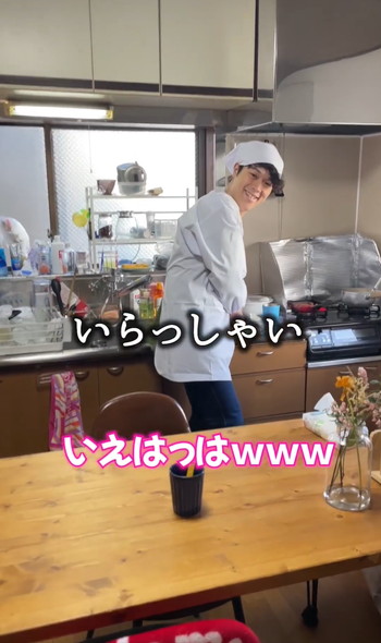 割烹着を着る夫