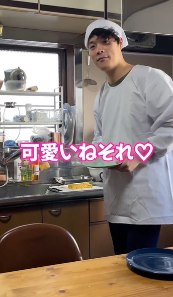 割烹着を着る夫