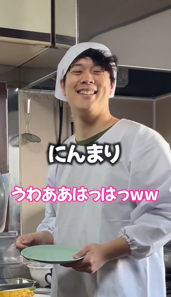 割烹着を着る夫