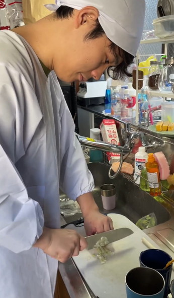 割烹着を着る夫