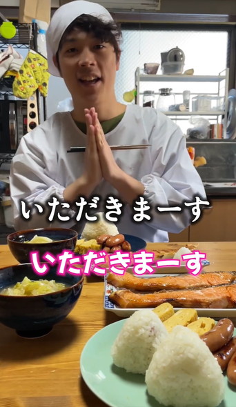 割烹着を着る夫