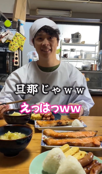 割烹着を着る夫