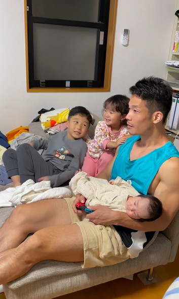 子ども3人を相手するパパ