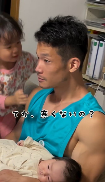 子ども3人を相手するパパ