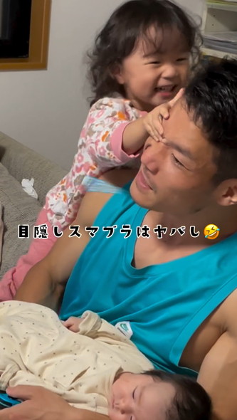 子ども3人を相手するパパ