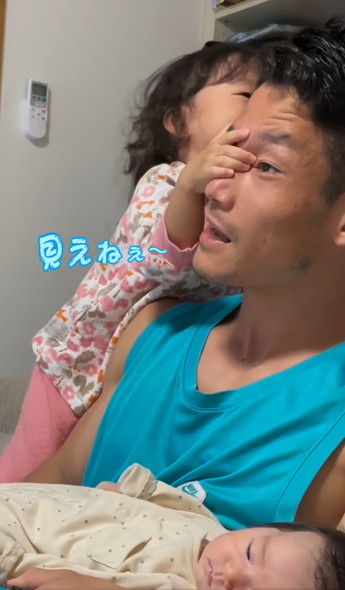 子ども3人を相手するパパ