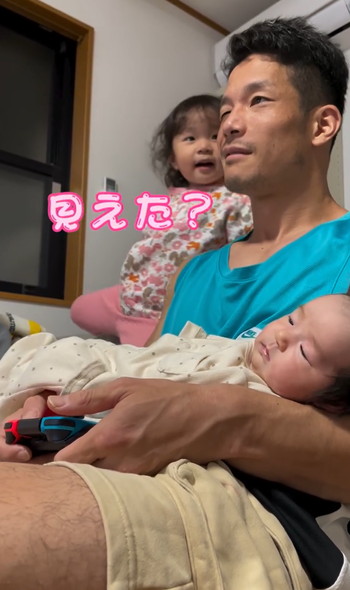 子ども3人を相手するパパ