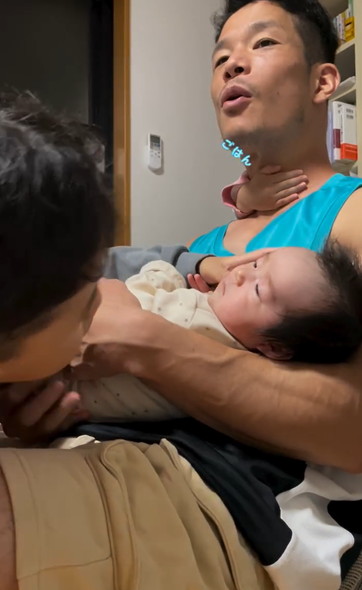 子ども3人を相手するパパ