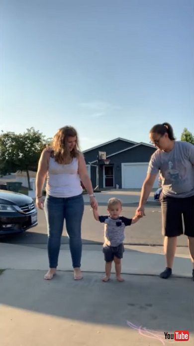 両サイドの大人よりもカメラを選んだ男の子