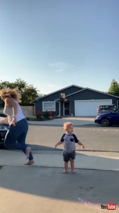 両サイドの大人よりもカメラを選んだ男の子