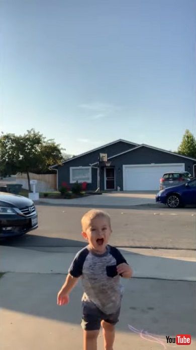 両サイドの大人よりもカメラを選んだ男の子