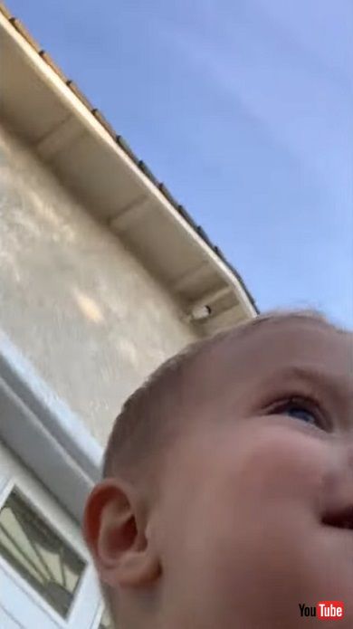 両サイドの大人よりもカメラを選んだ男の子