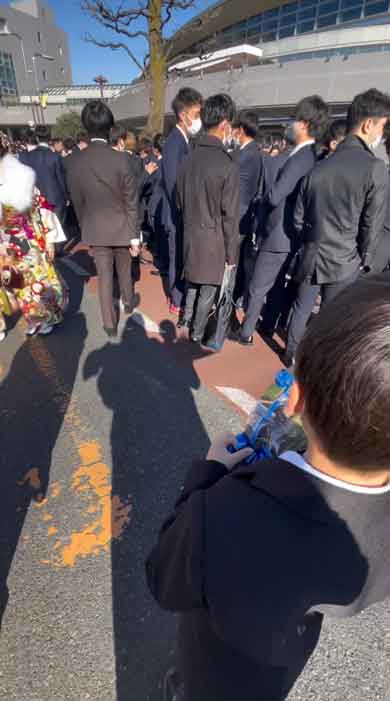 大好きな親戚のお兄ちゃんの成人式に駆け付けた少年