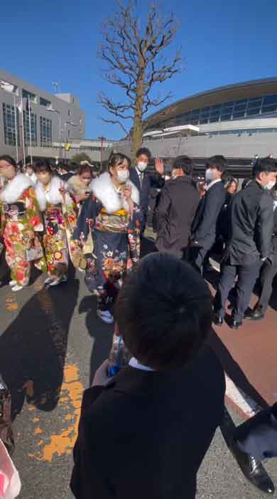 大好きな親戚のお兄ちゃんの成人式に駆け付けた少年