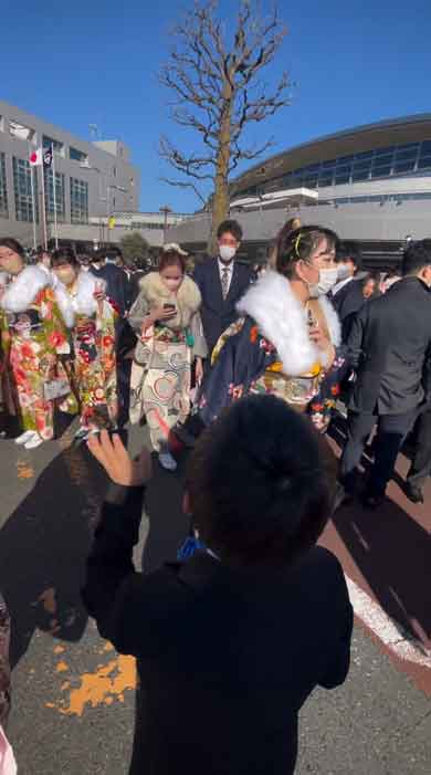 大好きな親戚のお兄ちゃんの成人式に駆け付けた少年