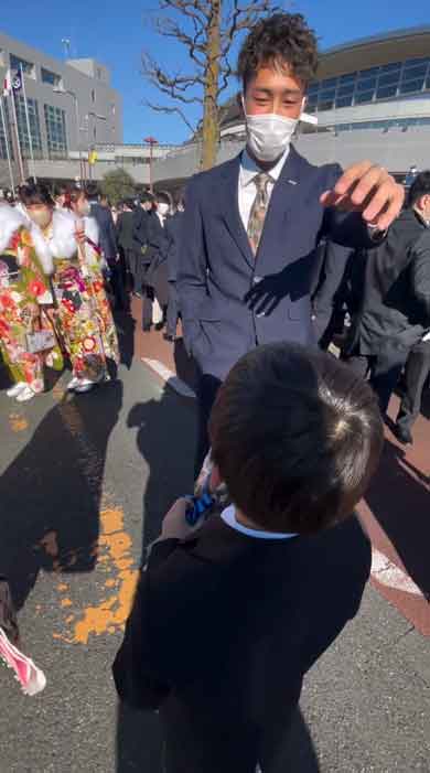 大好きな親戚のお兄ちゃんの成人式に駆け付けた少年