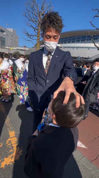 大好きな親戚のお兄ちゃんの成人式に駆け付けた少年