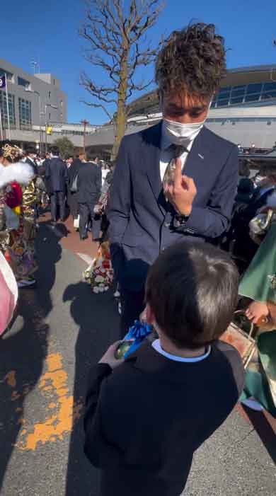 大好きな親戚のお兄ちゃんの成人式に駆け付けた少年