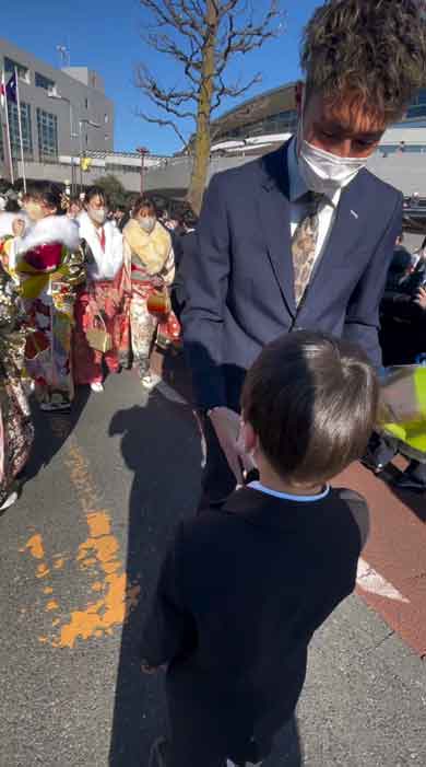大好きな親戚のお兄ちゃんの成人式に駆け付けた少年