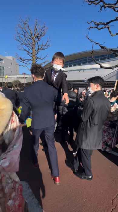 大好きな親戚のお兄ちゃんの成人式に駆け付けた少年