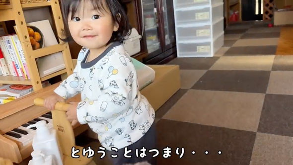 一緒にイタズラをする女の子とワンコ