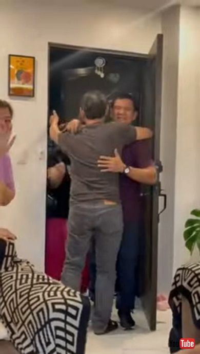 5年ぶりに家族と再会してプライスレスなリアクションをする父親