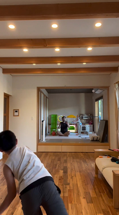 ボールを投げたら右上へ