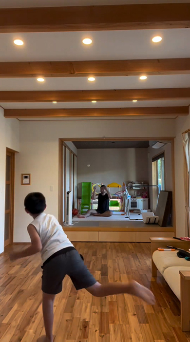 ボールを投げたらパパの左へ