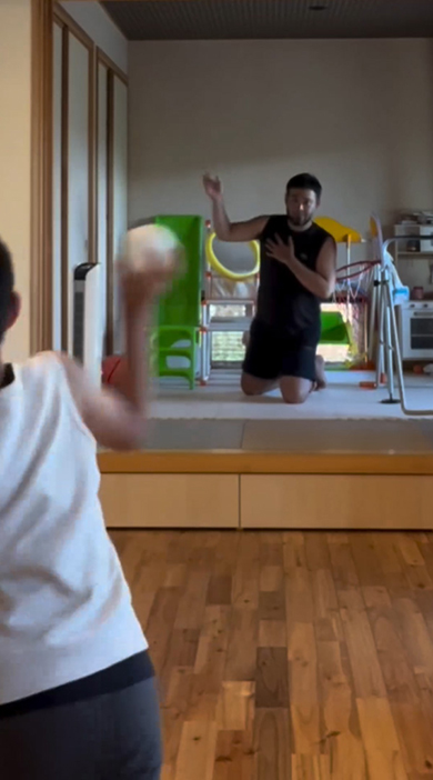 遠目で説明するパパさん