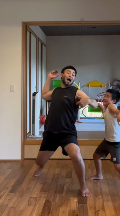 投げるポーズをとるパパさん