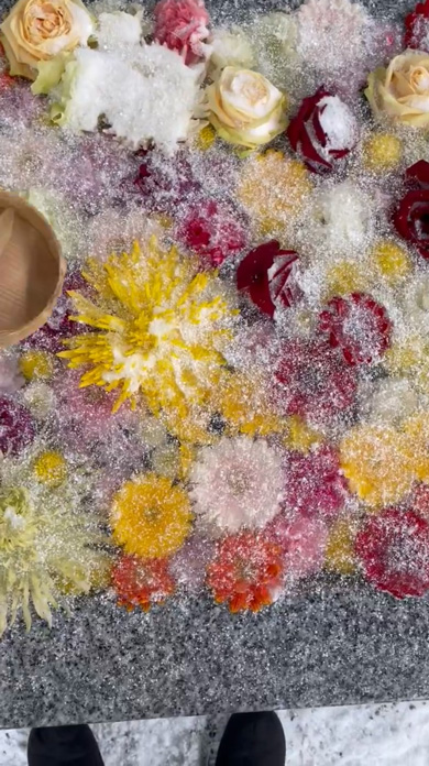 凍った 花手水 水をかける 美しい 花 冬 荘内神社 山形県 鶴岡市 手水舎