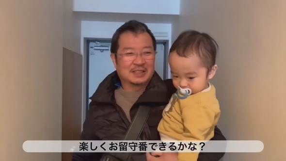 おじいちゃんに抱っこされている1歳の男の子