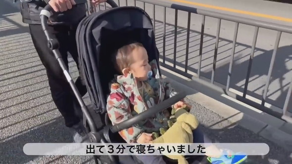 ベビーカーの上で寝てしまう1歳の男の子