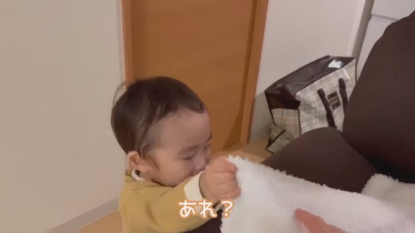 おじいちゃんを探す1歳の男の子