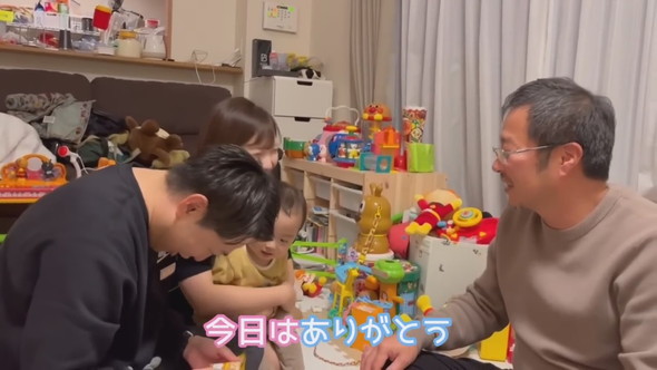 おじいちゃんにお礼を言う家族