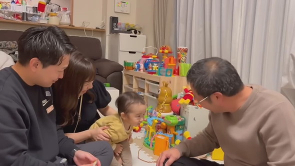 おじいちゃんに頭を下げる1歳の男の子