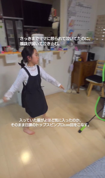 テニスする女の子