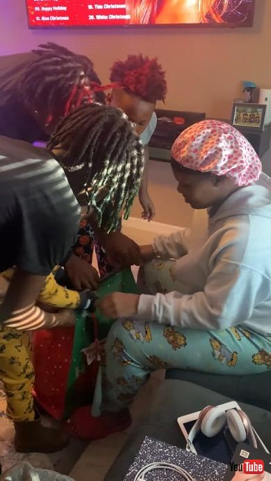 クリスマスプレゼントである初めてのフライトとクルージングに大喜びする子どもたち