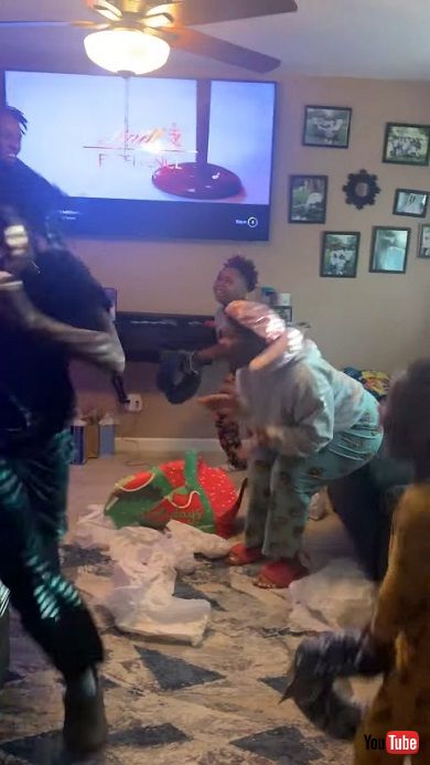 クリスマスプレゼントである初めてのフライトとクルージングに大喜びする子どもたち