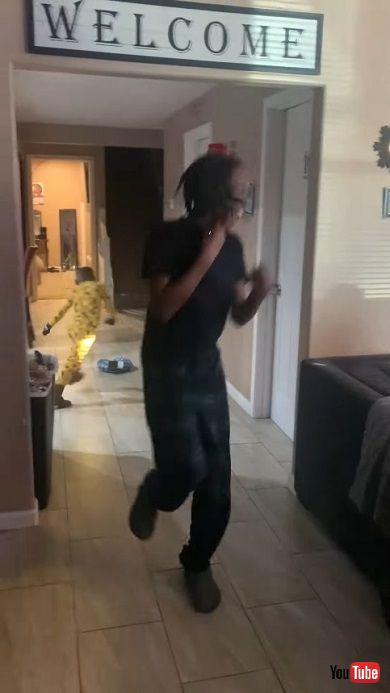 クリスマスプレゼントである初めてのフライトとクルージングに大喜びする子どもたち