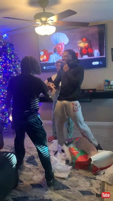 クリスマスプレゼントである初めてのフライトとクルージングに大喜びする子どもたち