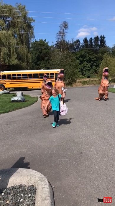 ティラノサウルスの着ぐるみで学校帰りの娘を驚かせる家族