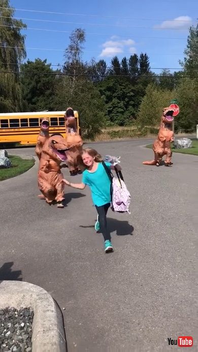 ティラノサウルスの着ぐるみで学校帰りの娘を驚かせる家族