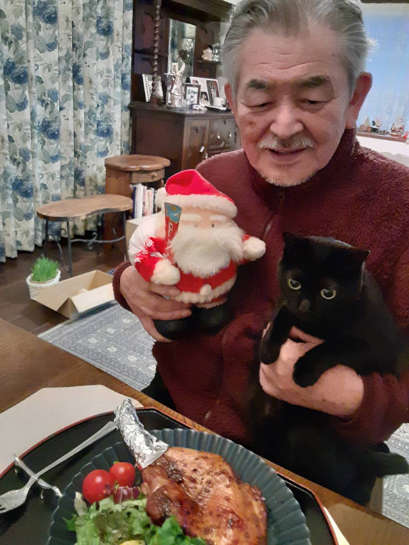 お父さんに抱っこされる猫