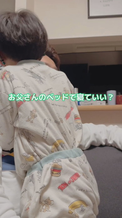 パパに耳打ちをする息子くん